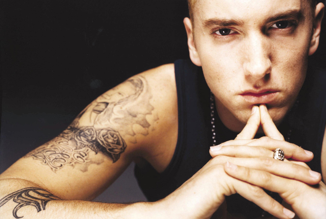 Eminem har tidigare kämpat med ett drogmissbruk, och i den nya dokumentären "How to make money selling drugs" så berättar han om hur han var beroende av receptbelagda och smärtstillande eller lugnande preparat som Valium och morfin. Och drogerna var nära att kräva hans liv. – Hade jag kommit två timmar senare hade jag varit död. Mina inre organ började stänga ner. Min lever, mina njurar. Allting. De trodde aldrig att jag skulle klara mig, sa Eminem i dokumentären.