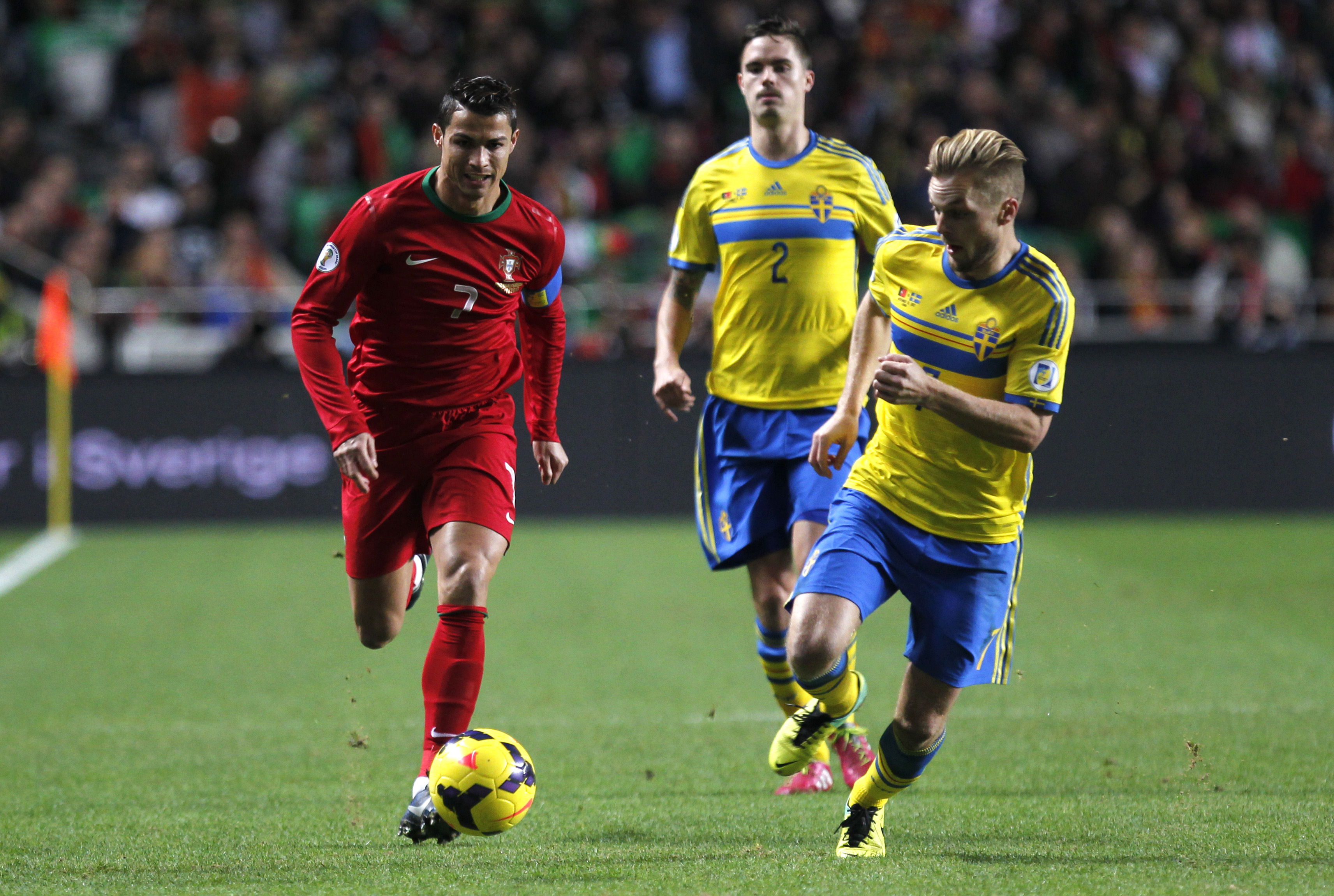 Sebastian Larsson jagar Ronaldo. Sebastian Larsson jagar Ronaldo.