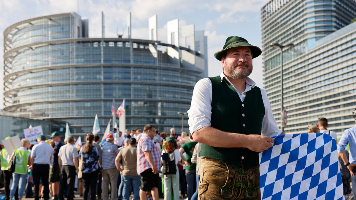 Demonstranter för och emot EU-kommissionens förslag om naturrestaurering utanför EU-parlamentet i Strasbourg.