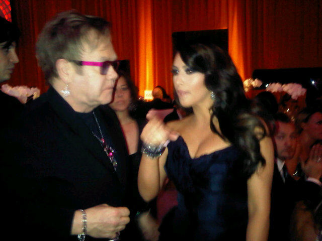Elton i egen hög person tillsammans med Kim Kardashian. 