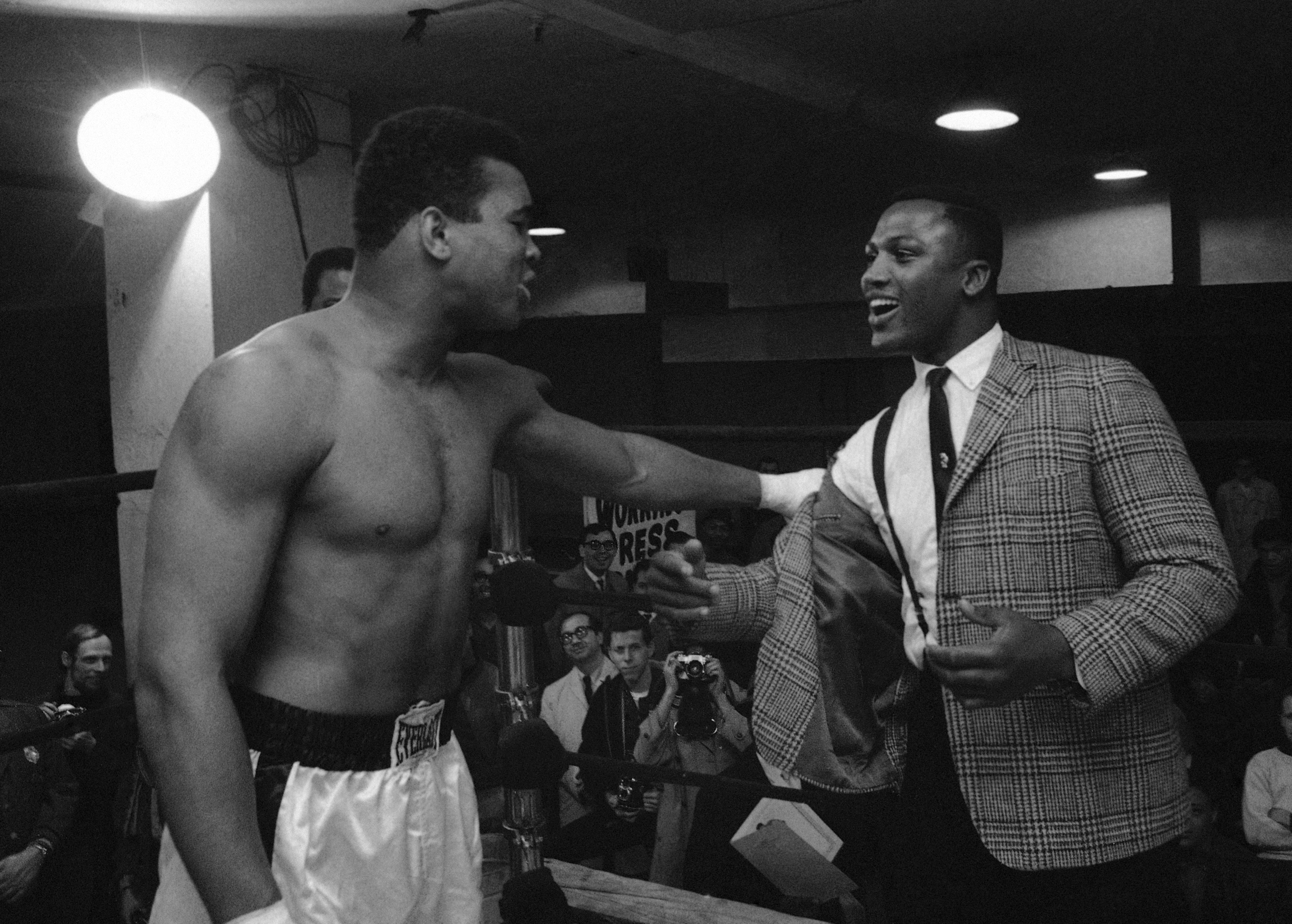 Här tillsammans med Joe Frazier, som är en av få som besegrade Ali under hans karriär. Här tillsammans med Joe Frazier, som är en av få som besegrade Ali under hans karriär.