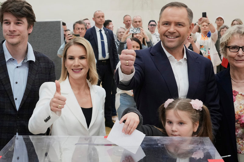 Presidentkandidaten Karol Nawrocki röstar tillsammans med hustrun Marta Nawrocka och dottern Katarzyna Warszawa.