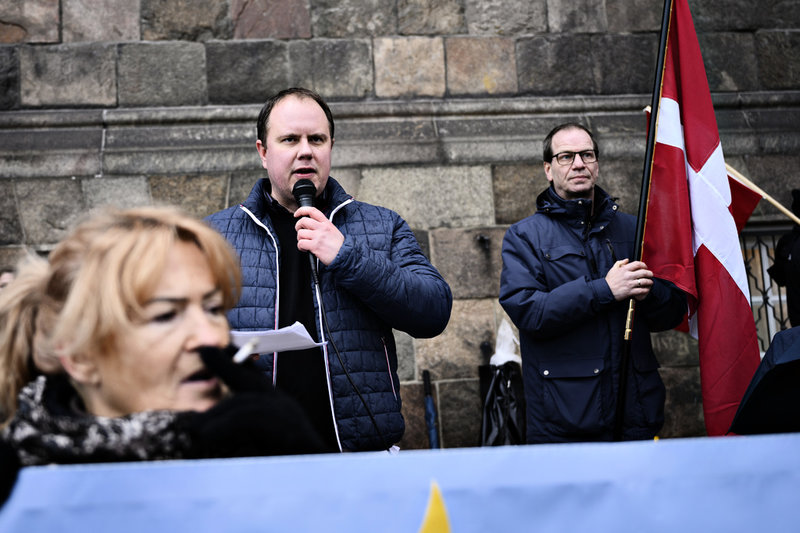 Martin Henriksen håller tal under en demonstration 2020. Henriksen vill skärpa Dansk Folkepartis profil när det kommer till migrationspolitiken. Arkivbild.