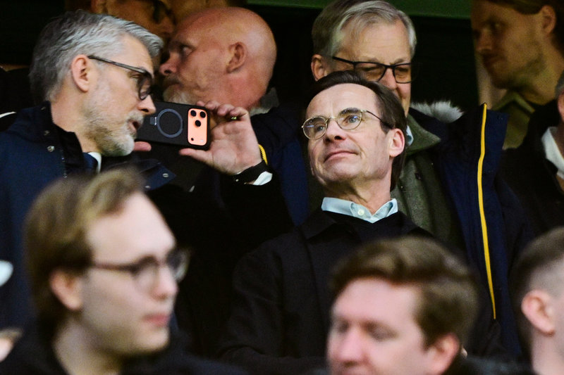 Statsminister Ulf Kristersson (M) i publiken under tisdagens playoff-final mellan Sverige och Polen på Strawberry arena i Solna.