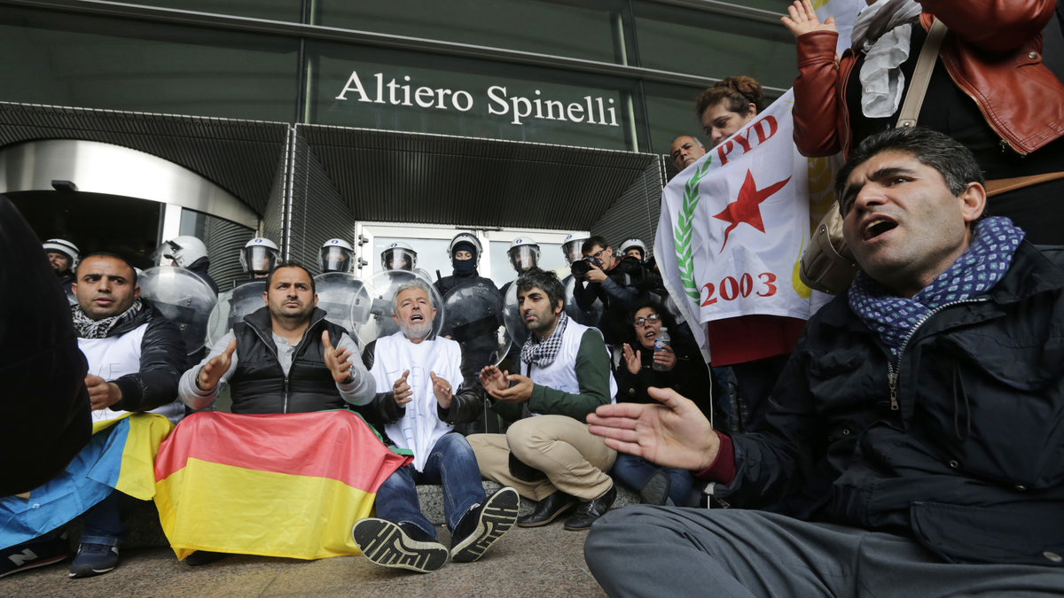 Kurdiska demonstranter sittstrejkar utanför Europaparlamentet i Bryssel.