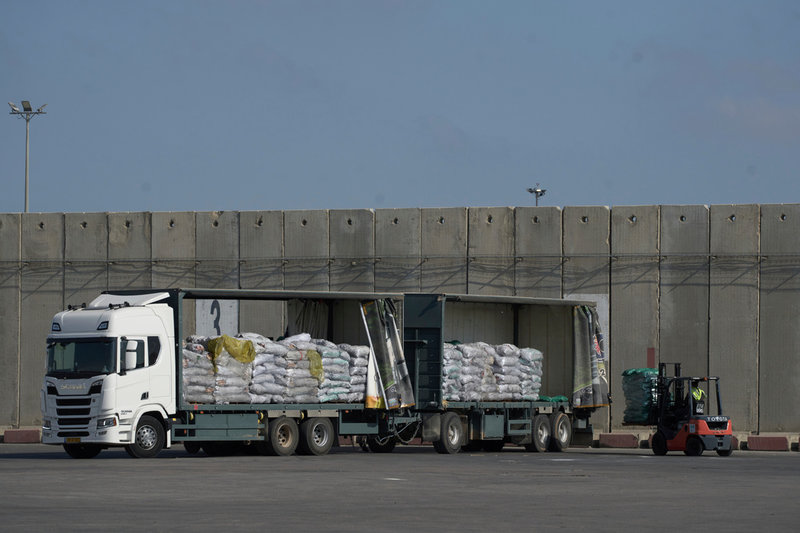 Lastbilar lastade med humanitärt bistånd för Gaza vid Kerem Shalom i södra Israel. Bilden är tagen 22 maj.