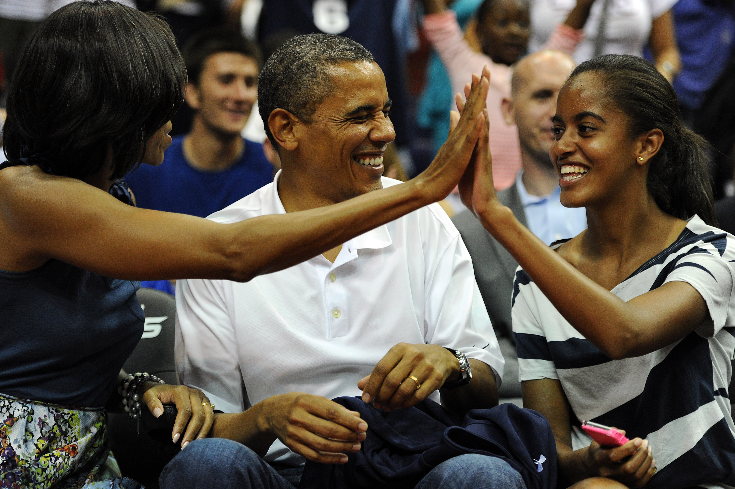 High five mellan Michelle och dottern Malia.