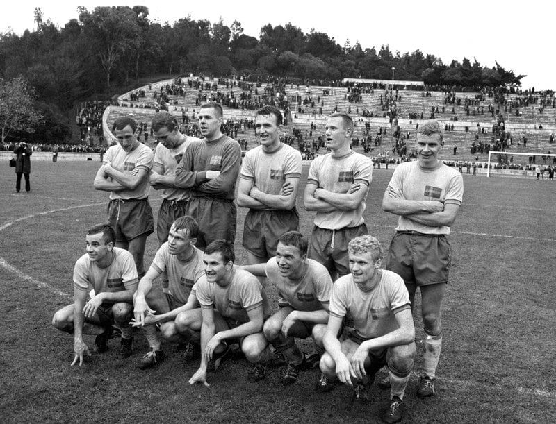 Sveriges startelva mot Portugal i EM-kvalet i fotboll på Estadio Nacional i Lissabon, Portugal 13:e november 1966. Jim Nildén, Amandas farfar, högst upp till höger i bild. Foto: Jan Collsiöö/TT
