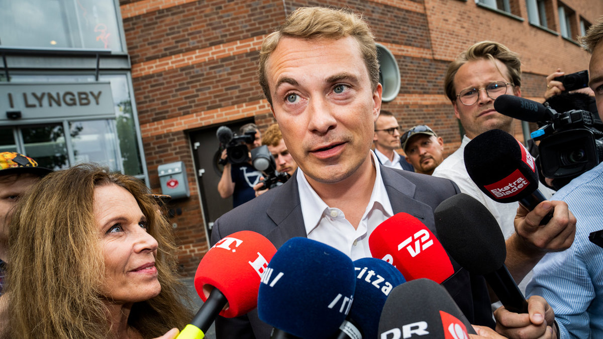 Morten Messerschmidt, 41, är ny partiledare för Dansk Folkeparti. Här syns han tillsammans med sin flickvän Dot Wessman, 63. Arkivbild.