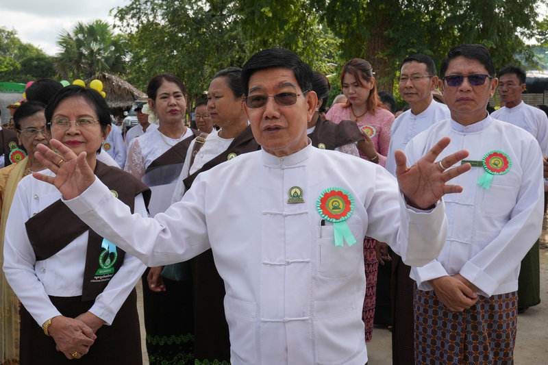 En kandidat för partiet USDP, som stöttas av militärjuntan, på besök i Pyawbwe i centrala Myanmar. Bilden är från i söndags. 