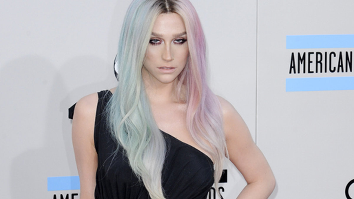 Kesha såg lite trött ut, men anlände i alla fall i en svart klänning designad av Michael Costello.