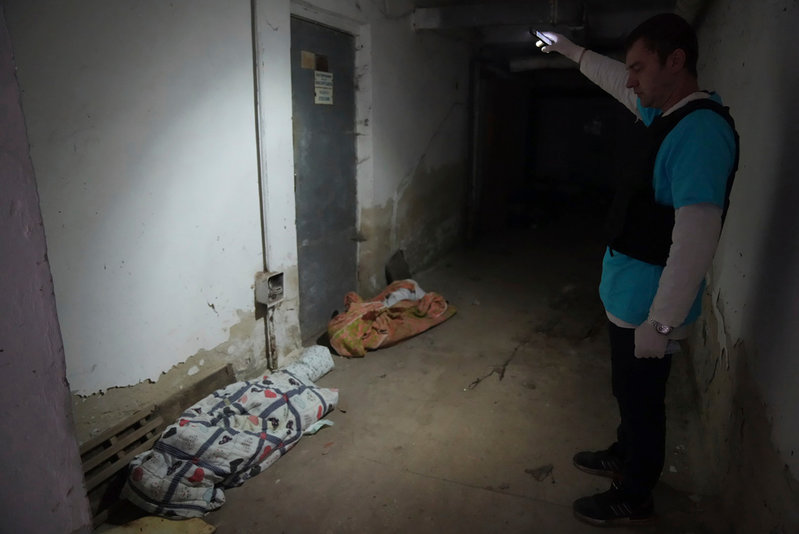 Döda barn ligger insvepta i tyg i källaren till sjukhus nummer 3 i Mariupol.