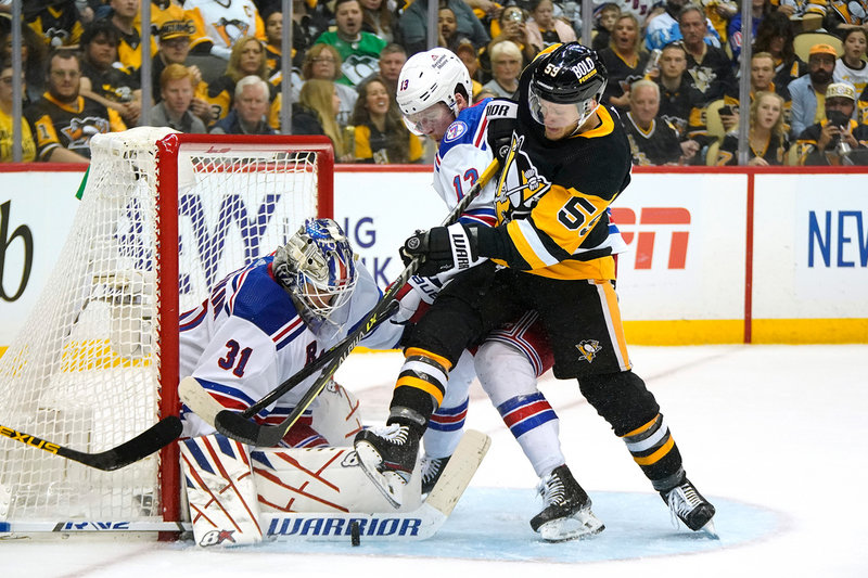Pittsburgs Jake Guentzel utmanar framför New York Rangers-målet.