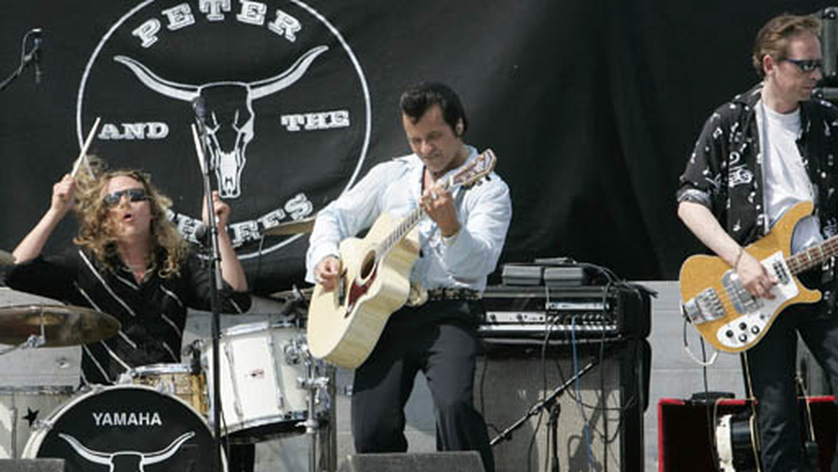 Här uppträder Peter Jezewski med sitt band Peter and the Chiefs år 2005. 