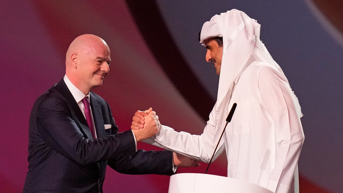 Fifas ordförande Gianni Infantino, till vänster, tillsammans med Qatars statsöverhuvud Tamim bin Hamad Al Thani under VM-lottningen tidigare i år. Arkivbild.