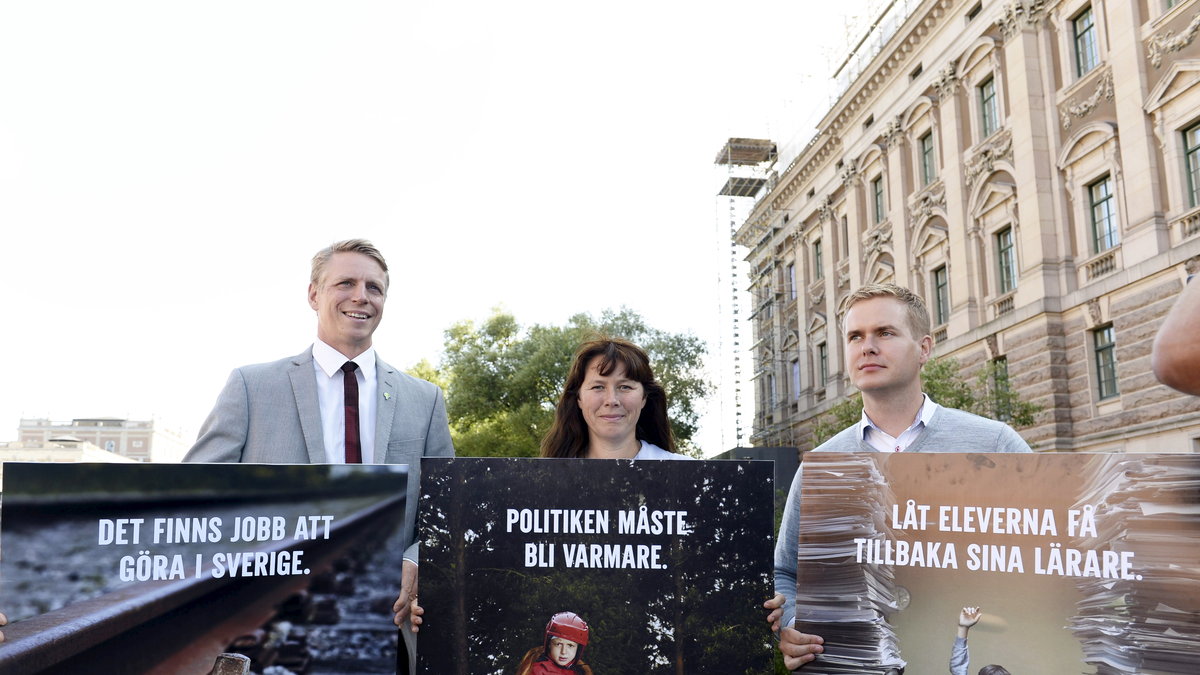Miljöpartiets Per Bolund, Åsa Romson och Gustav Fridolin med sina nya valaffischer.