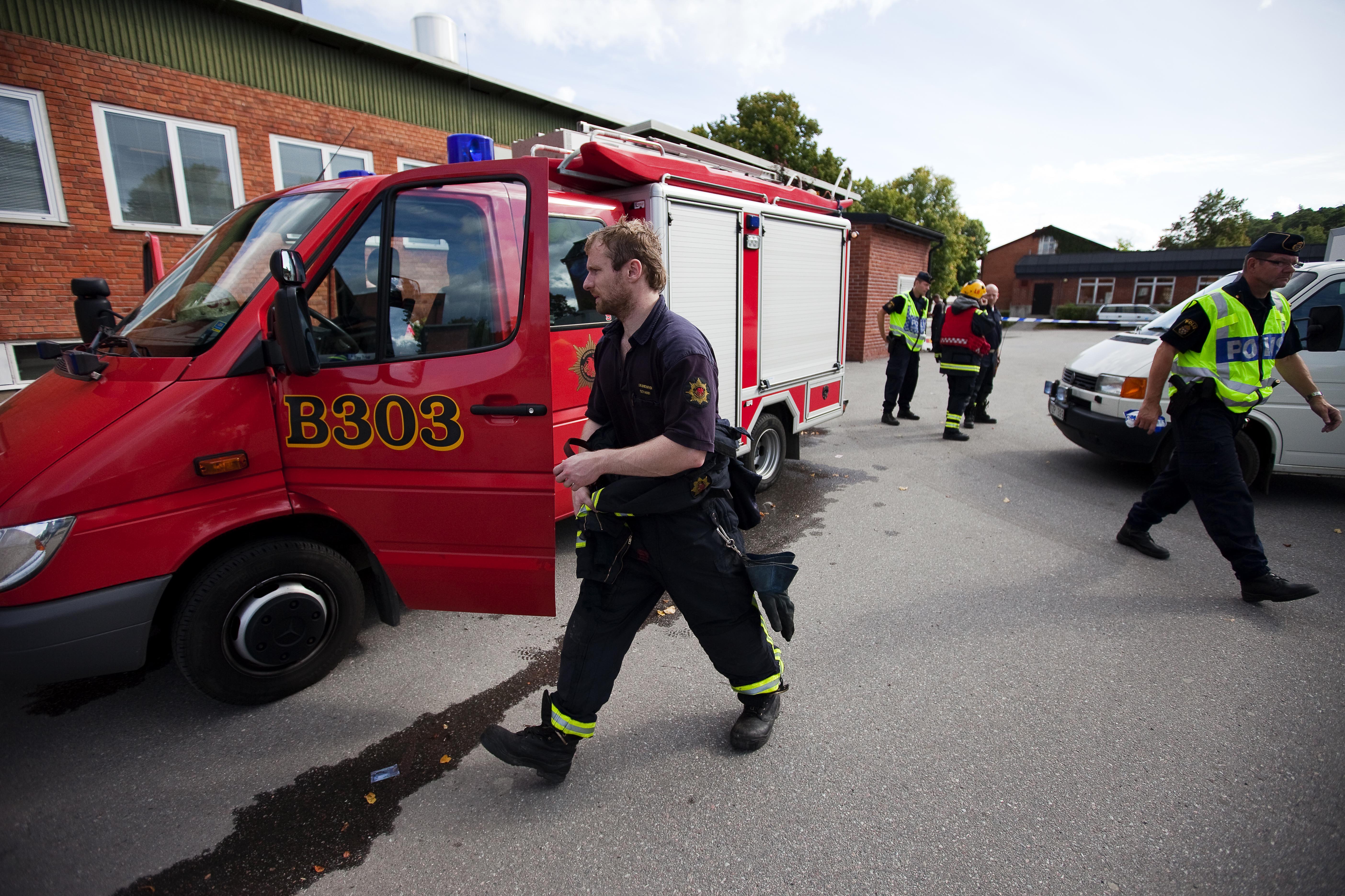 Räddningstjänsten vågar inte längre köra in i områdena av rädsla för att få stenar kastade mot sig. Räddningstjänsten vågar inte längre köra in i områdena av rädsla för att få stenar kastade mot sig.