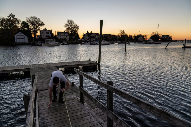 Valförrättaren Andew Williamson gör de sista förberedelserna utanför en vallokal i Warwick i delstaten Rhode Island.