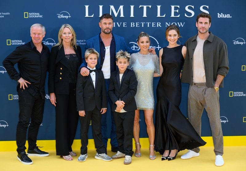 Hela tjocka släkten, nästan: Craig Hemsworth, Leonie Hemsworth, Chris Hemsworth, Sasha Hemsworth, Tristan Hemsworth, Elsa Pataky, Liam Hemsworth och Gabriella Brooks. Foto: Stella Pictures Hela tjocka släkten, nästan: Craig Hemsworth, Leonie Hemsworth, Chris Hemsworth, Sasha Hemsworth, Tristan Hemsworth, Elsa Pataky, Liam Hemsworth och Gabriella Brooks. Foto: Stella Pictures