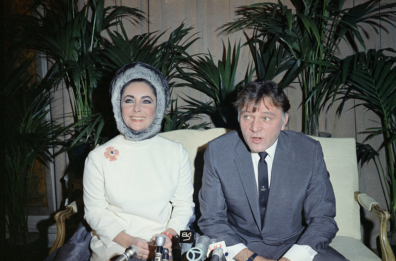 Skådespelaren Richard Burton tillsammans med sin hustru Elizabeth Taylor. Fotot är odaterat.
