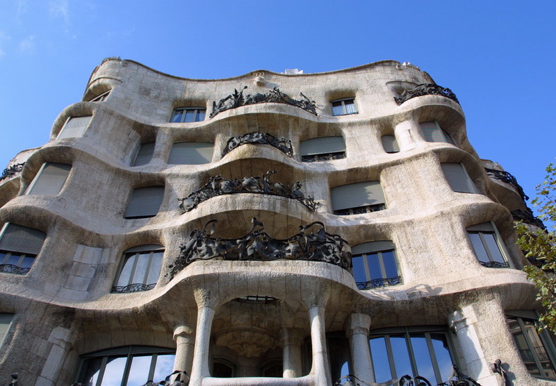 Antoni Gaudís verk är kända för sina runda former. Arkivbild på Casa Mila, ett hus från 1910 i Barcelona.