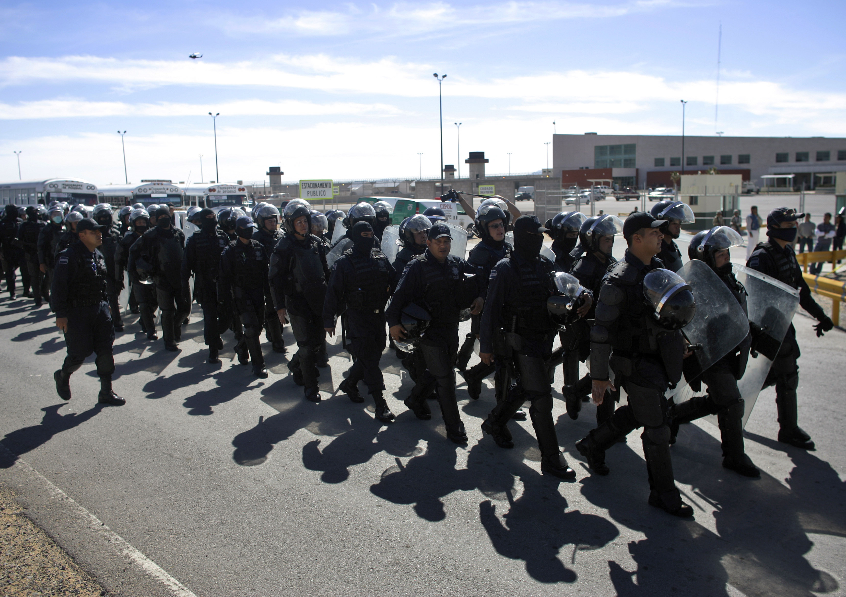 Oroligheter på mexikanska fängelser har blivit allt vanligare. Här marscherar kravallutrustad polis mot en anstalt i Juarez 2009.