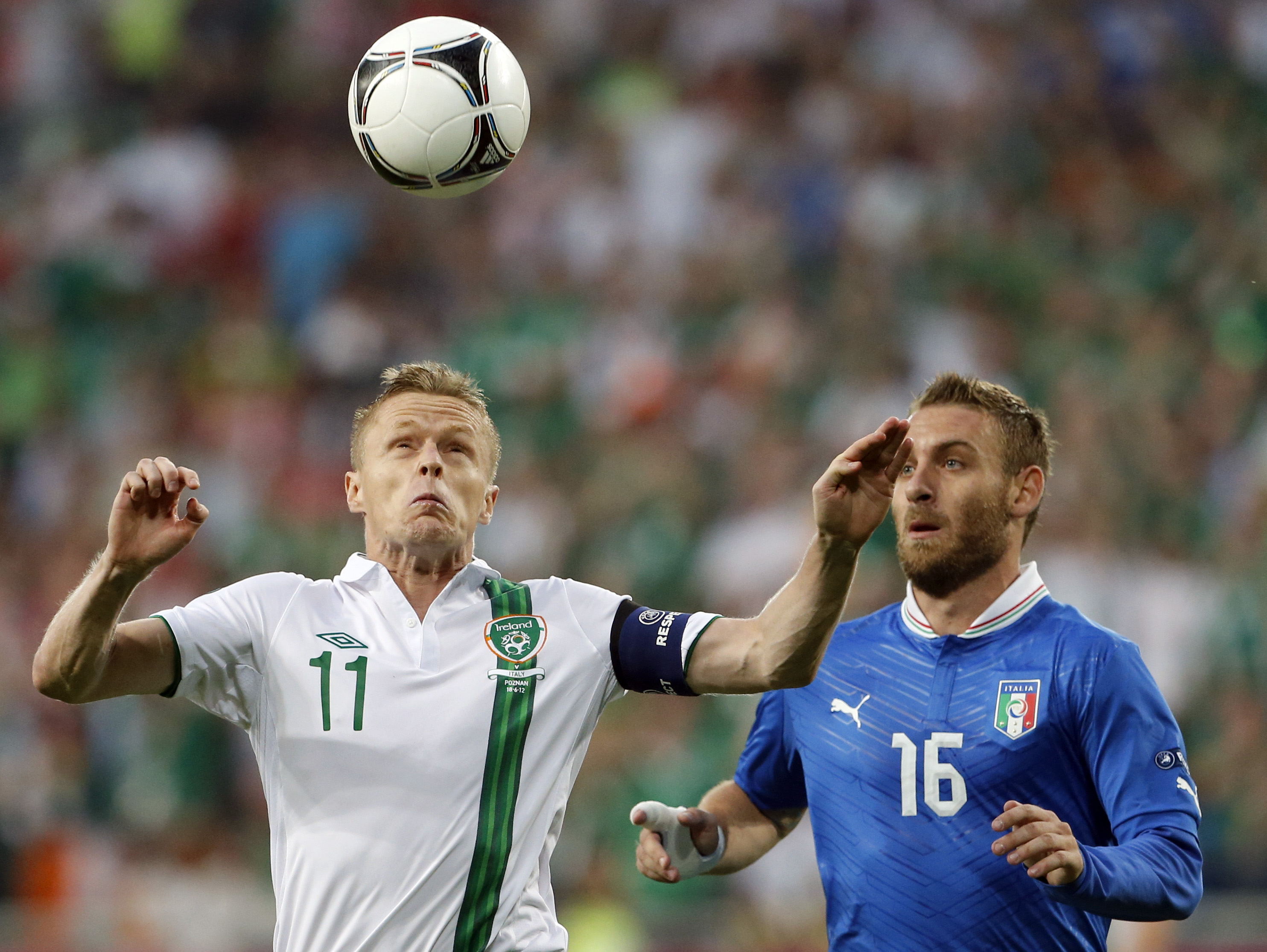 Vikarierande mittbacken Daniele De Rossi hade flyttats upp på mittfältet igen. Här i duell med Damien Duff. Vikarierande mittbacken Daniele De Rossi hade flyttats upp på mittfältet igen. Här i duell med Damien Duff.