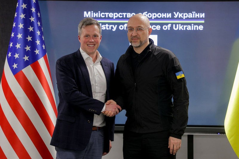 USA:s arméminister Dan Driscoll, hand i hand med Ukrainas försvarsminister Denys Sjmyhal i Kiev på onsdagen.