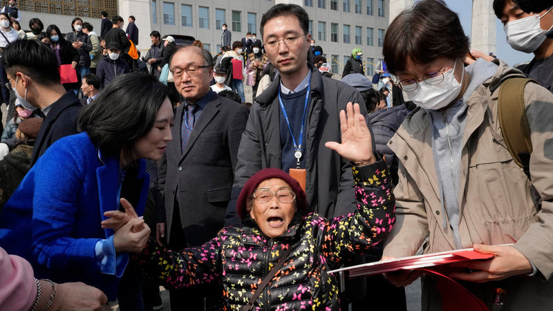 Yang Geum-Deok, 95, var en av alla koreaner som tvingades till arbete av Japan. Hon är med och protesterar i Seoul.