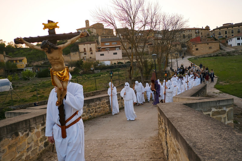 Procession genom Torres del Río i norra Spanien.