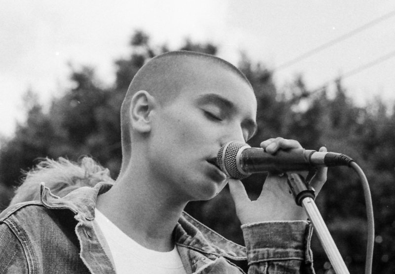 Den irländska sångerskan Sinead O'Connor blev en stjärna i 20-årsåldern, men var lika känd för sitt privatliv och provokativa utspel Hon gick bort i juli och blev 56 år gammal. Pressbild.