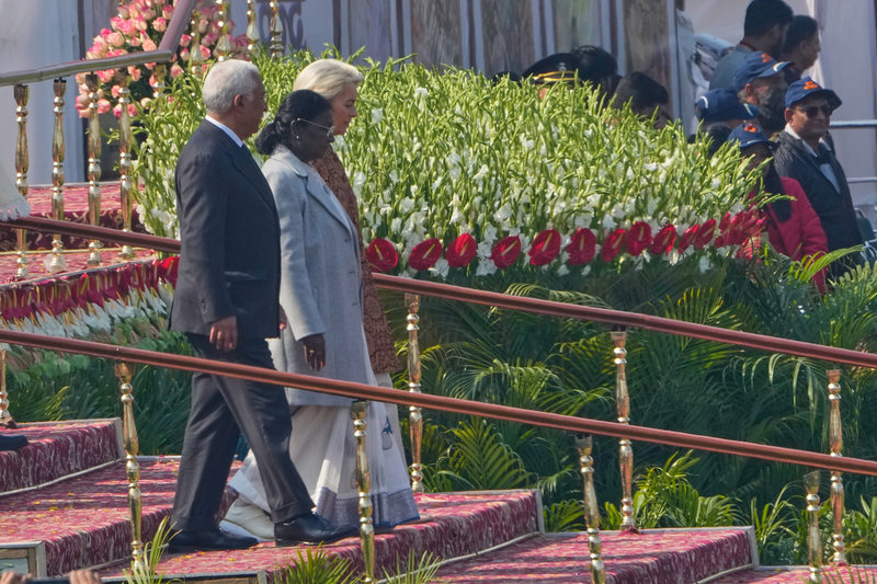 EU:s rådsordförande António Costa och kommissionsordförande Ursula von der Leyen tillsammans med Indiens president Droupadi Murmu under måndagens nationaldagsfirande i Delhi.