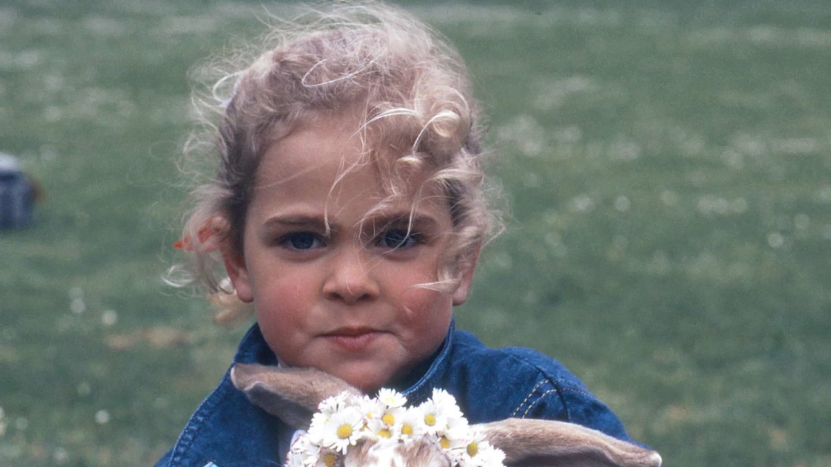 Prinsessan Madeleine med en kanin – som bär en blomkrans.