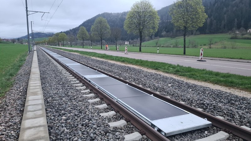 Experiment med solpaneler längs med järnvägsspår från schweiziska Sunways. Pressbild.