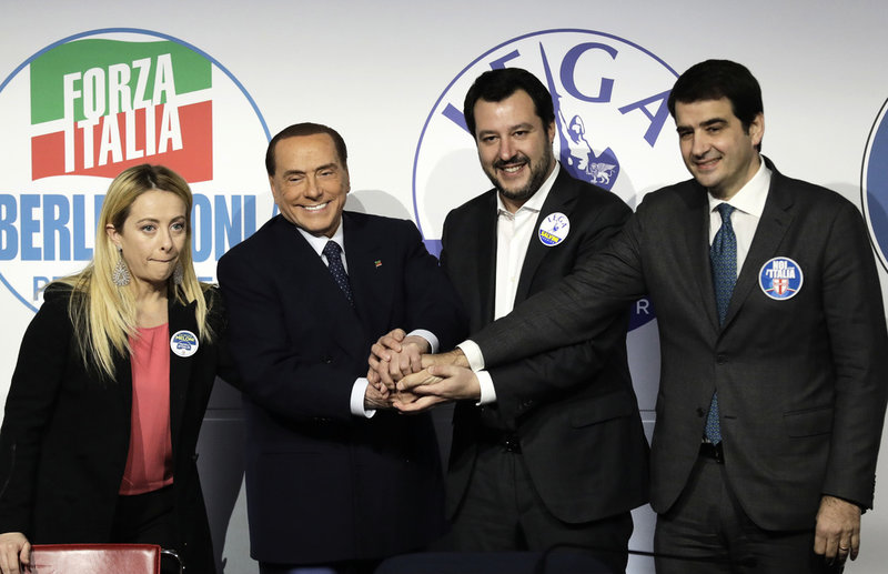 Högeralliansen i samling inför valet 2018. Då spelade Giorgia Meloni en biroll, medan ex-premiärministern Silvio Berlusconi och Legas Matteo Salvini fick det allra mesta av rampljuset. Till höger står Raffaele Fitto, som då ledde ett mindre högerparti men som i dag har gått över till Italiens bröder. Arkivbild.