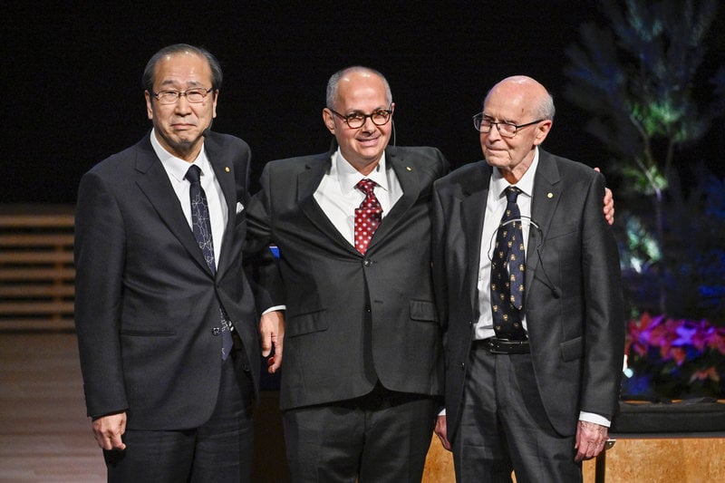 Nobelpristagarna i kemi Susumu Kitagawa, Omar M. Yaghi och Richard Robson. Foto: Christine Olsson/TT