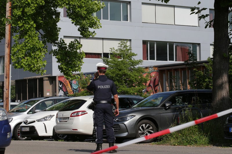 En polis utanför den skola i Graz, Österrike där flera människor dödades på tisdagen.