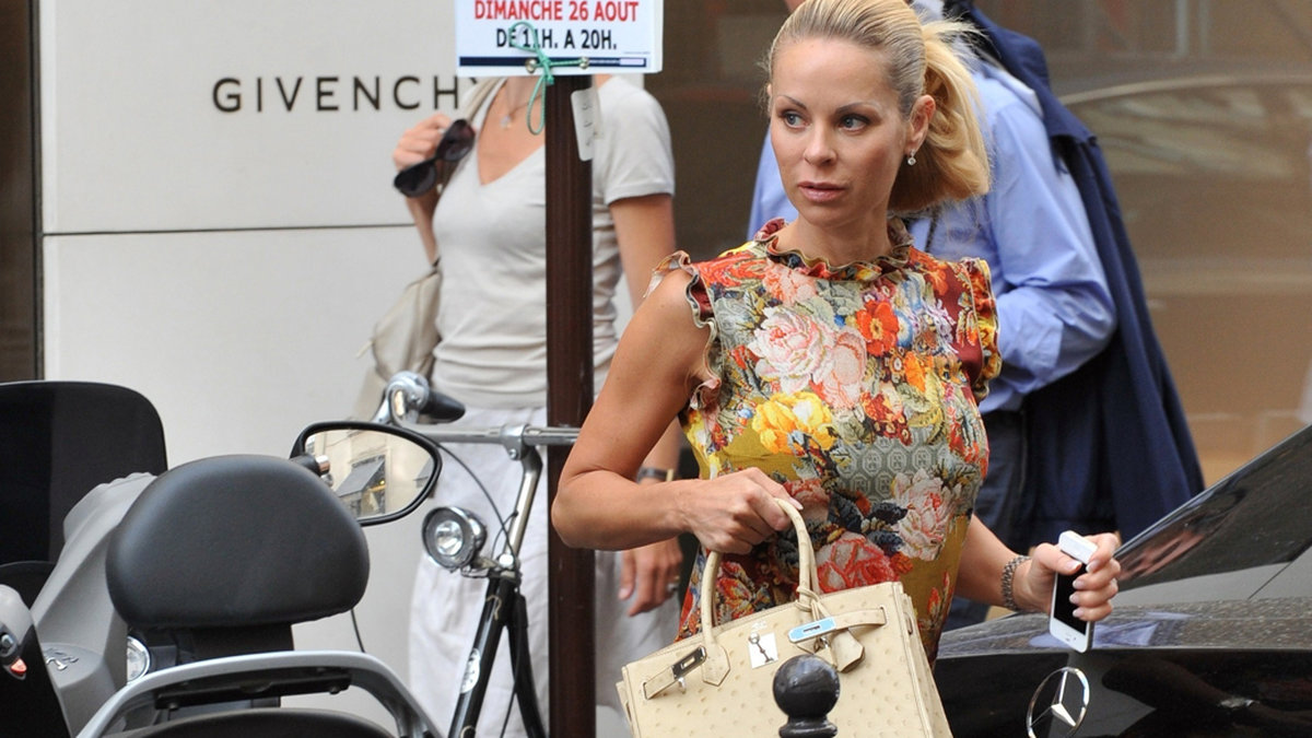 Helena Seger lämnar lyxbutiken Givenchy.
