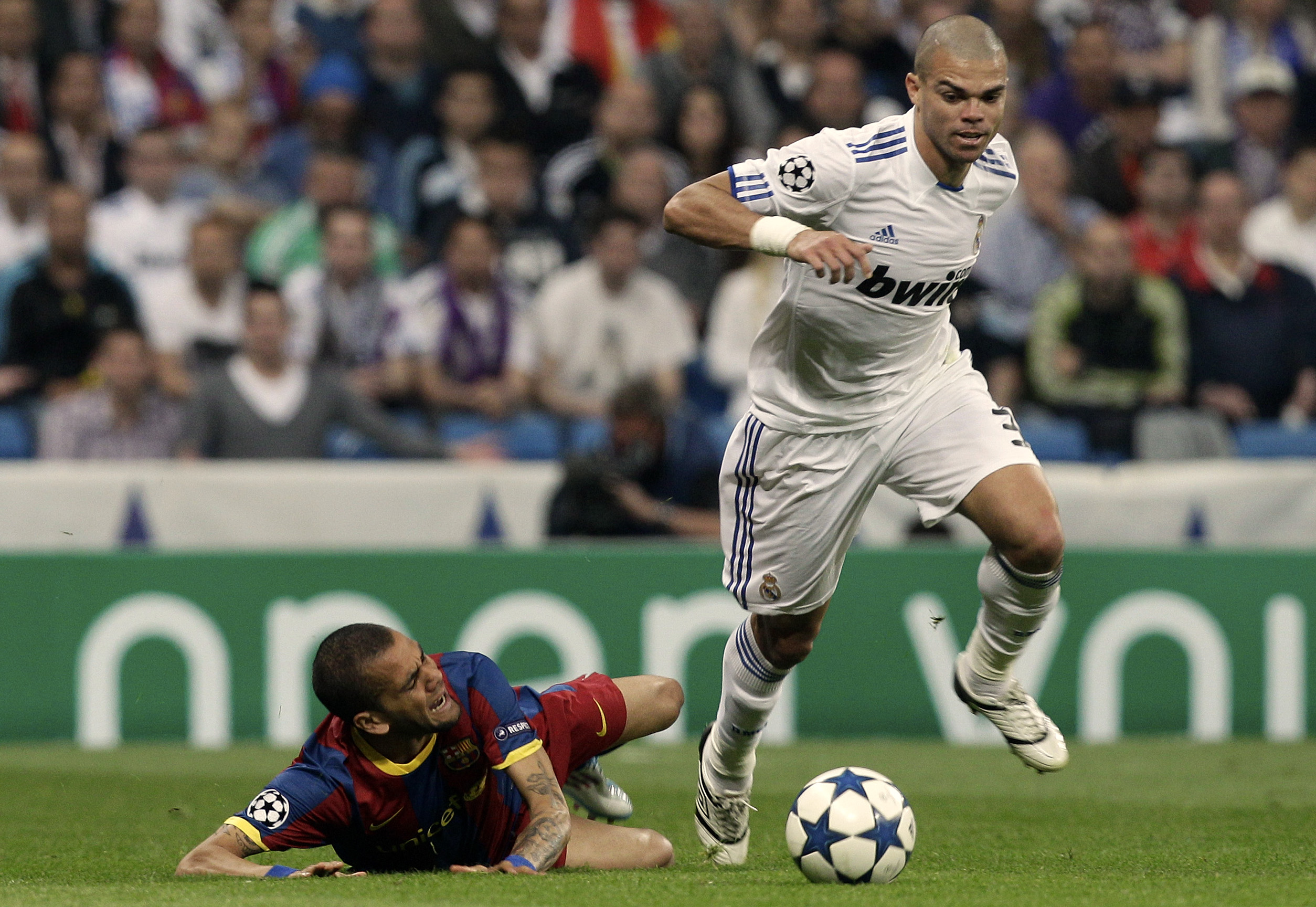 2011 blev även året då FC Barcelona bevisade att den bästa fotbollen spelas 50-procent i horisontellt läge. Bäst personifierat av svandykaren tillika moralfiaskot Dani Alves. 2011 blev även året då FC Barcelona bevisade att den bästa fotbollen spelas 50-procent i horisontellt läge. Bäst personifierat av svandykaren tillika moralfiaskot Dani Alves.