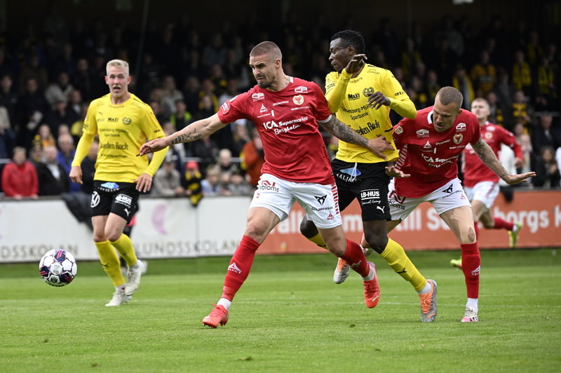 Kalmar FF:s Douglas Bergqvist, mitten, var sist på bollen vid Mjällbys 1–0-mål i 1–1-matchen på Strandvallen.