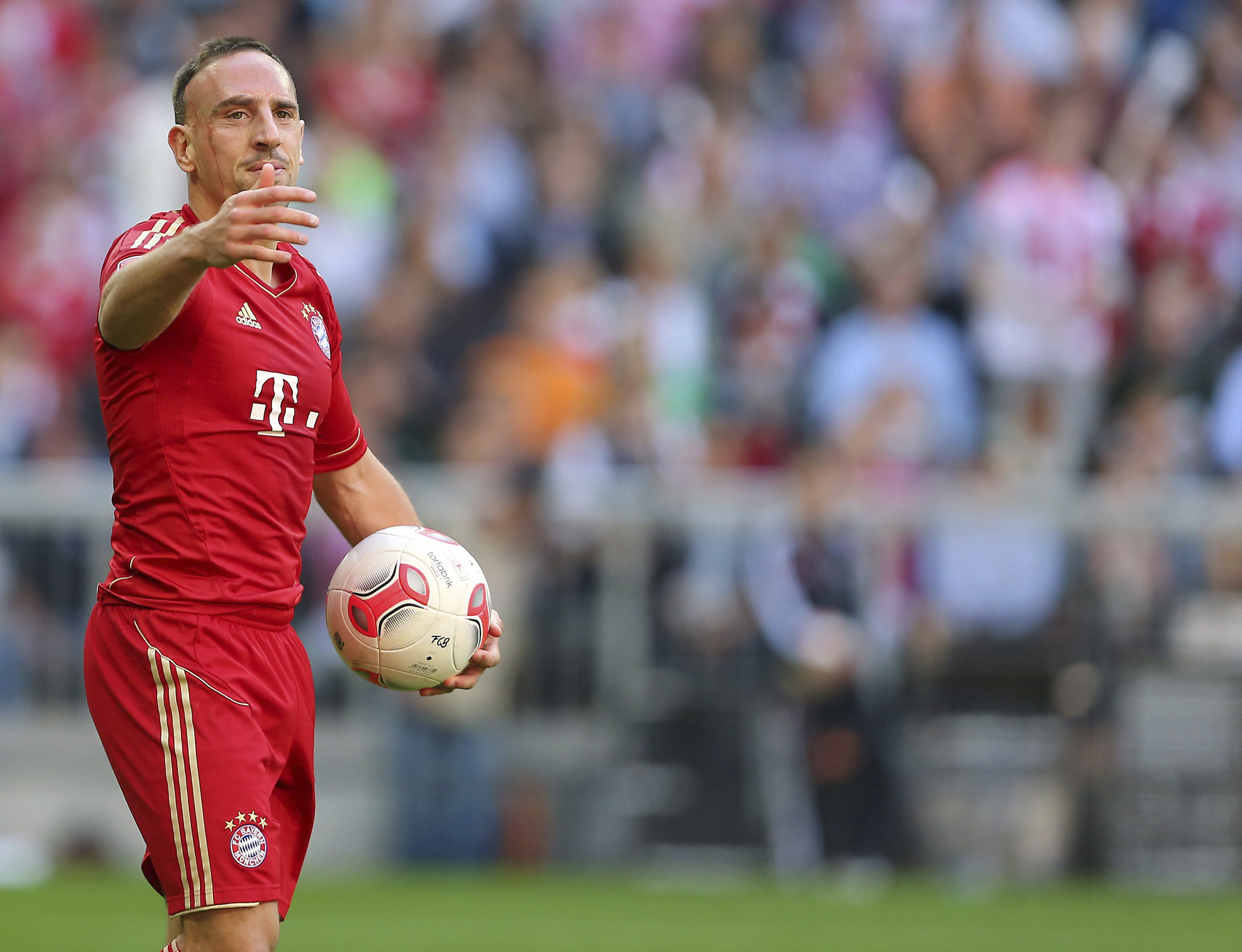Bayern Münchens Franck Ribéry spelar till höger på mittfältet med 85 miljoner kronor årligen. Bayern Münchens Franck Ribéry spelar till höger på mittfältet med 85 miljoner kronor årligen.