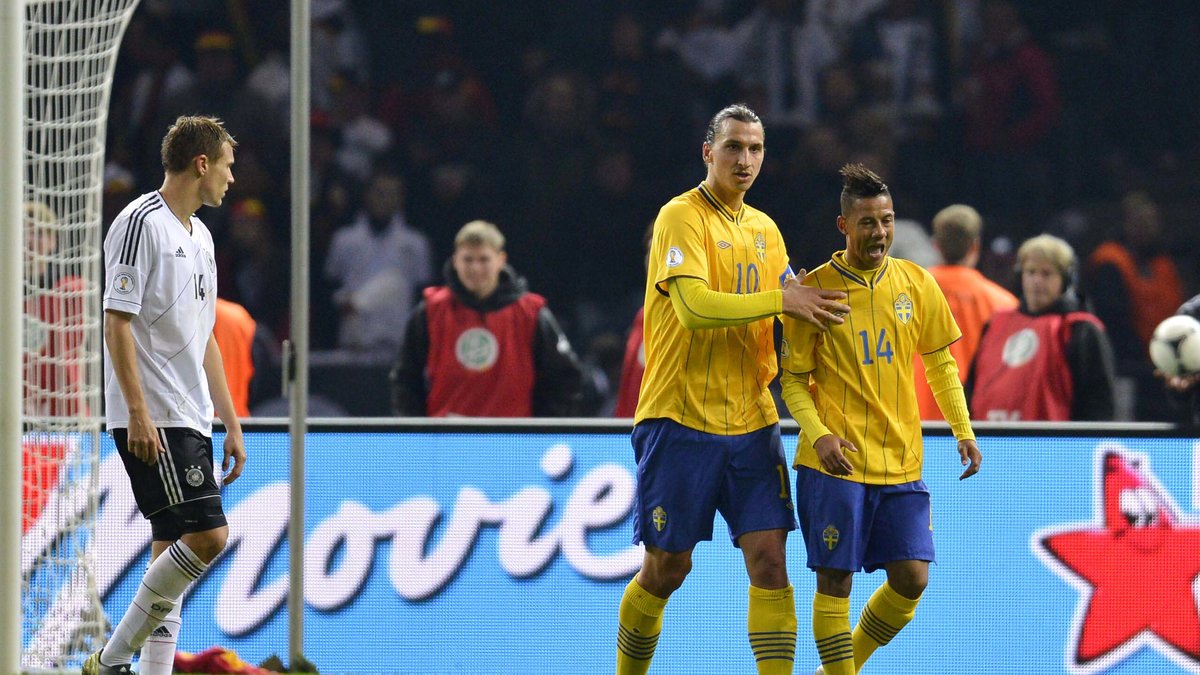 Zlatan Ibrahimovic klappar om Tobias Sana efter en missad chans.