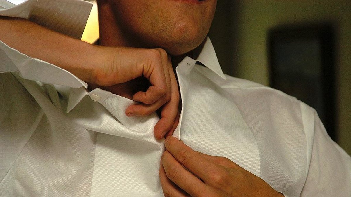 Män hade traditionellt sett oftare skjorta, och det är mest praktiskt att ha knapparna på höger sida om man är högerhänt.