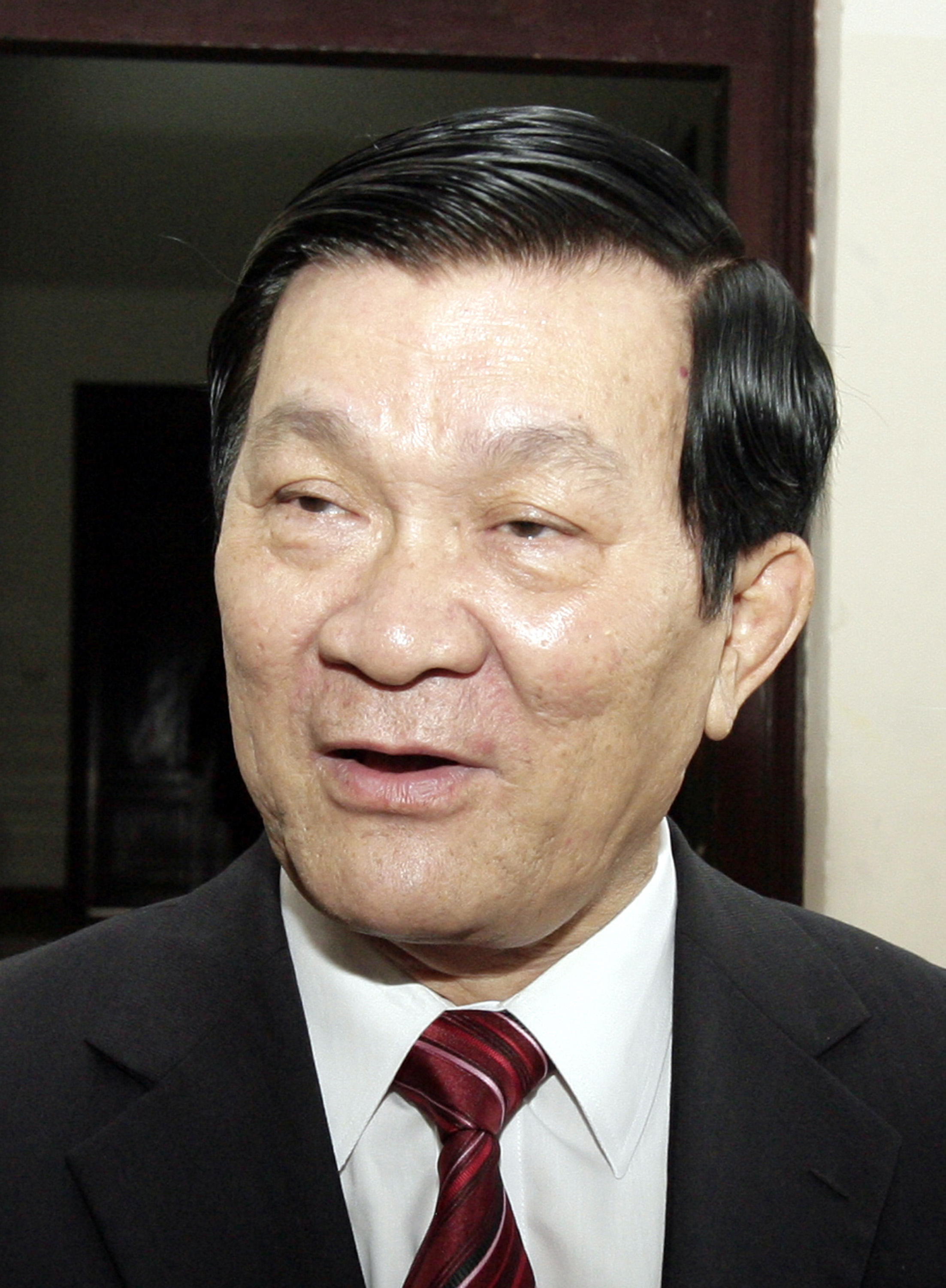 I Vietnamn, som styrs av president Truong Tan Sang, har flera bloggare gripits i takt med att landets regering blivit nojiga av de folkliga upproren i Arabvärlden. Övervakningen är total på nätet. Man startade bland annat en egen version av Facebook för a I Vietnamn, som styrs av president Truong Tan Sang, har flera bloggare gripits i takt med att landets regering blivit nojiga av de folkliga upproren i Arabvärlden. Övervakningen är total på nätet. Man startade bland annat en egen version av Facebook för a
