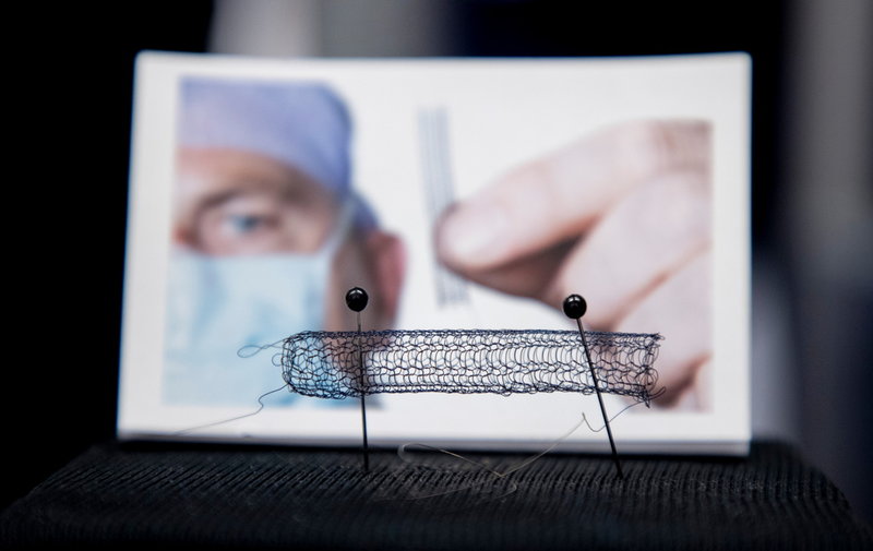 En stent i minnesmetall som utnyttjar stickningens möjlighet att repa upp sig.