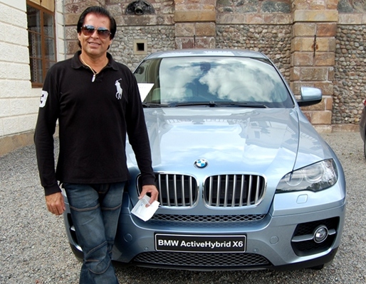 Klubbkungen Christos Neo framför favoritbilen BMW ActiveHybrid X6.