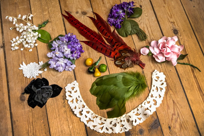 Ruth använde fjädrar, prydnadsblommor och spetsar när hon vill ändra och piffa till plagg.