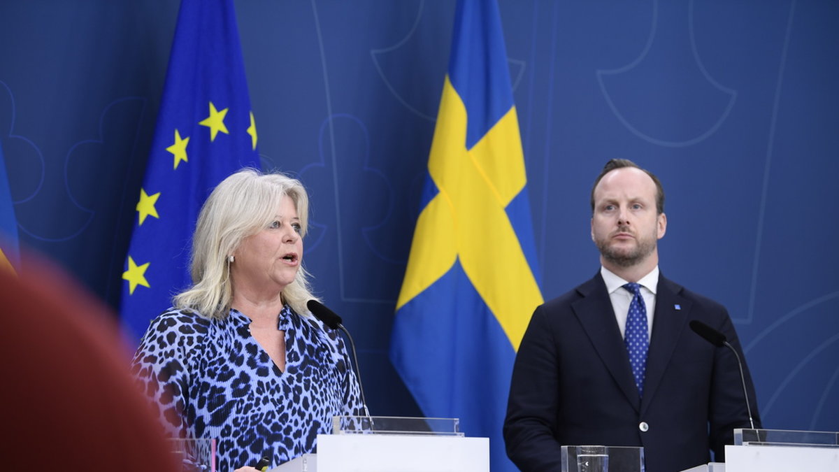 Socialtjänstminister Camilla Waltersson Grönvall (M) och Christian Carlsson (KD) presenterar nya åtgärder för att bryta rekryteringen av barn och unga till kriminella gäng, vid en pressträff.