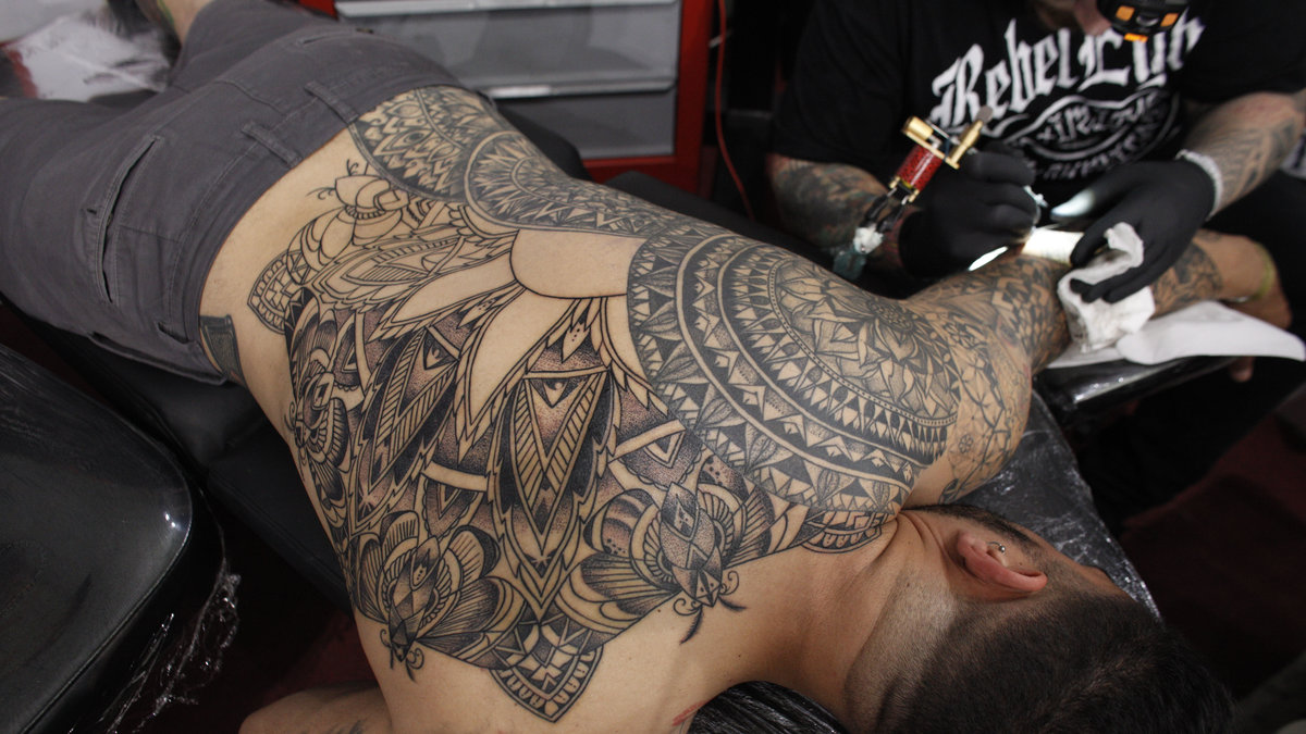 Läkare varnar för att ta bort tatueringar. Den här killen lär kanske inte bry sig så mycket. 
