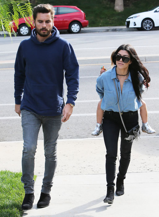 Scott Disick och Kourtney Kardashian äter lunch tillsammans i Kalifornien. Scott Disick och Kourtney Kardashian äter lunch tillsammans i Kalifornien.